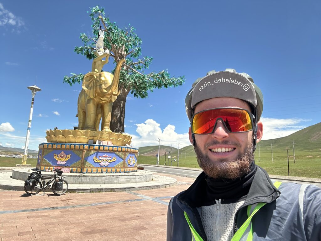in China vor tibetischen Denkmal